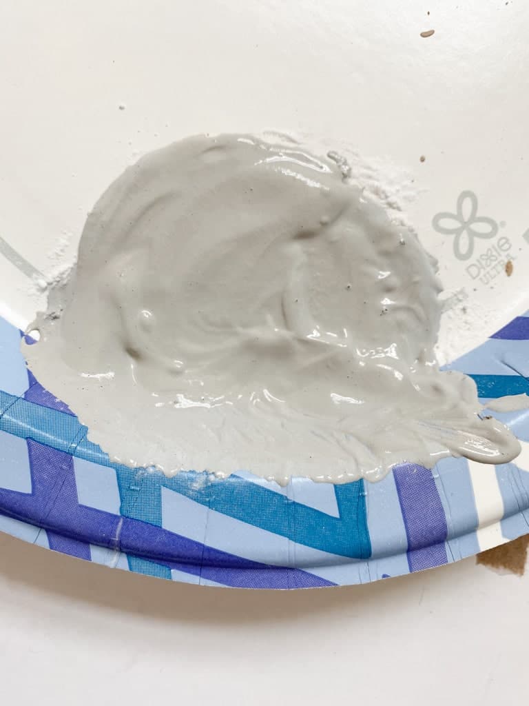 How the paint should look after mixing it with baking soda, should be a paste like texture.
