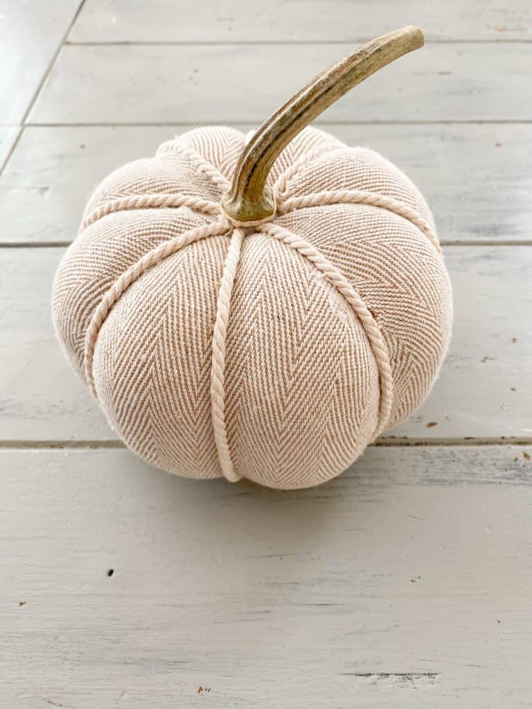 In this quick and easy pumpkin stem DIY you can instantly transform your faux pumpkins to make them look more expensive and to give them more texture. Find out how!