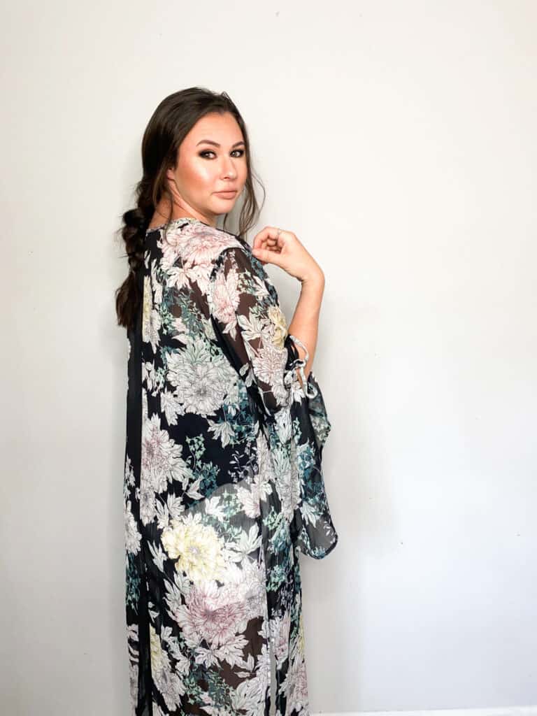 As we move closer and closer to fall it's time to start thinking about wardrobe transitions. This floral kimono/duster that I picked up in this end of summer thrift haul are perfect to transition into fall. Check out the other great pieces I picked up and how I plan to wear them into the fall!