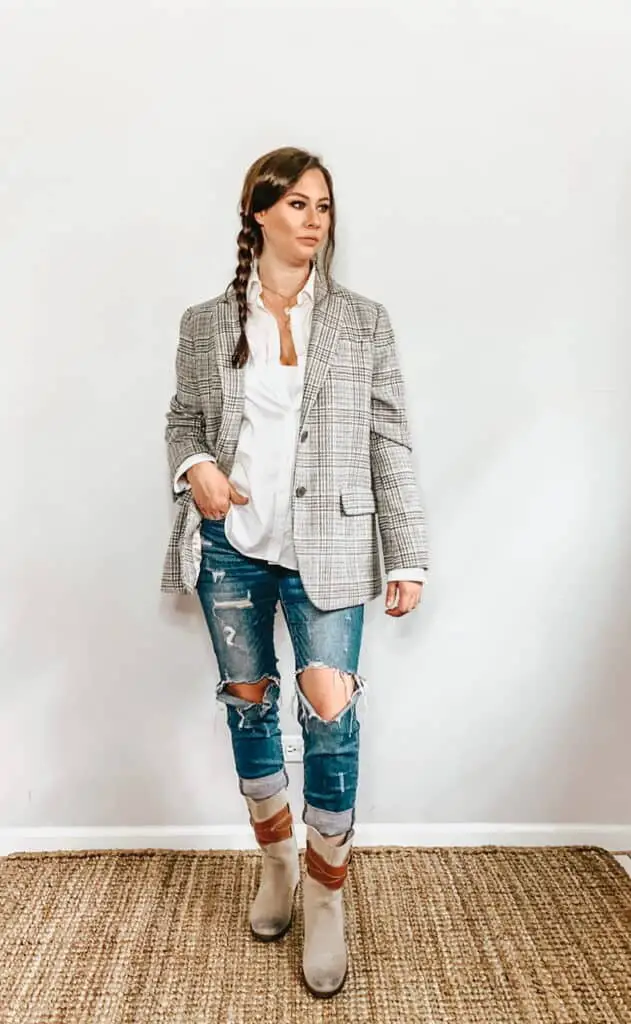 These thrifted fall basics are perfect for all your casual fall outfits. This basic white collared button down shirt can be worn casually by paring it with some ripped up jeans, a plaid blazer and some gray above the ankle boots with tan leather straps.