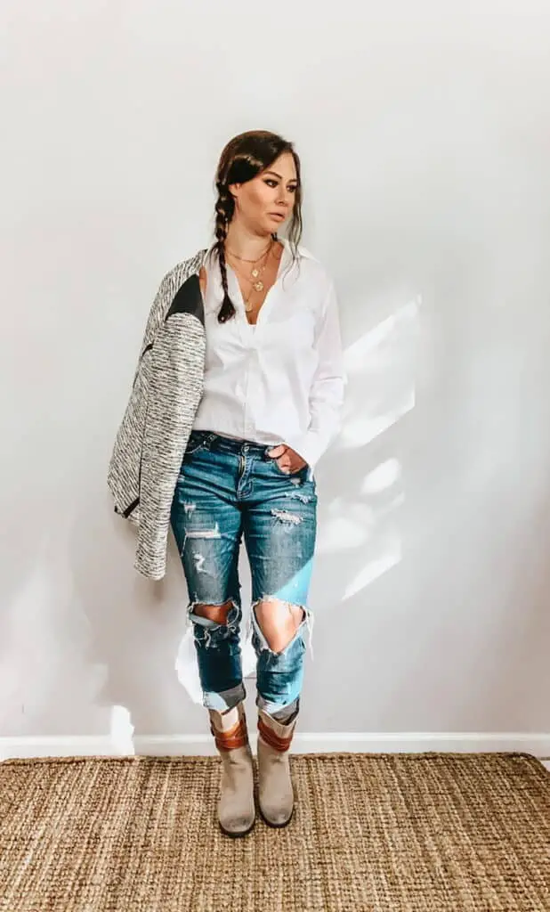 These thrifted fall basics are perfect for all your casual fall outfits. This basic white collared button down shirt can be worn casually by paring it with some ripped up jeans, a textured jacket and some gray above the ankle boots with tan leather straps.