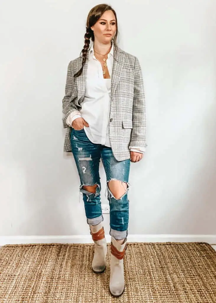These thrifted fall basics are perfect for all your casual fall outfits. This basic white collared button down shirt can be worn casually by paring it with some ripped up jeans, a plaid blazer and some gray above the ankle boots with tan leather straps.